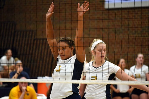 Makayla Payne (left) and Rebecca Morehouse (left) prepare for a point.
