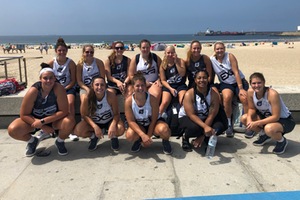 E&H women's basketball poses at the beach at Matosinhos, Portugal